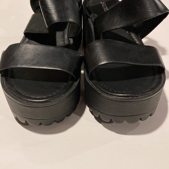 Soda Account Black Chunky Lug Sole Platform Sandals Size 10 NWOB - Picture 3 of 12